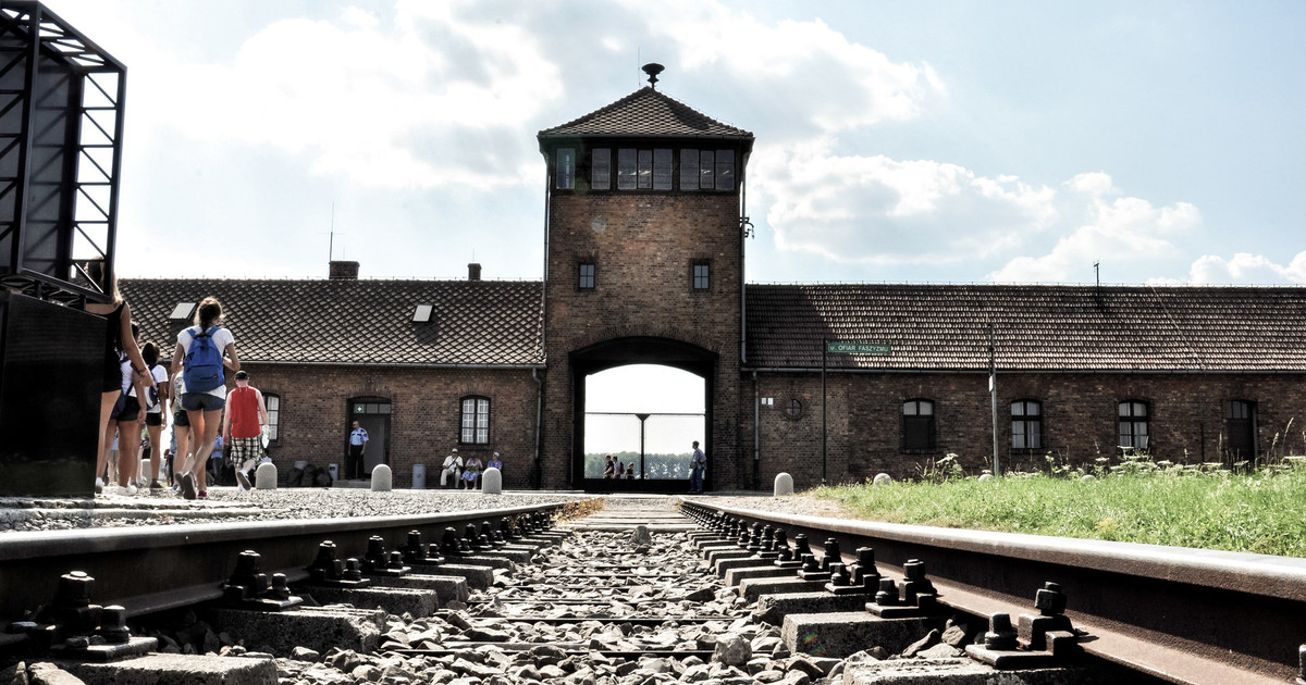 Auschwitz tour - Birkenau gate